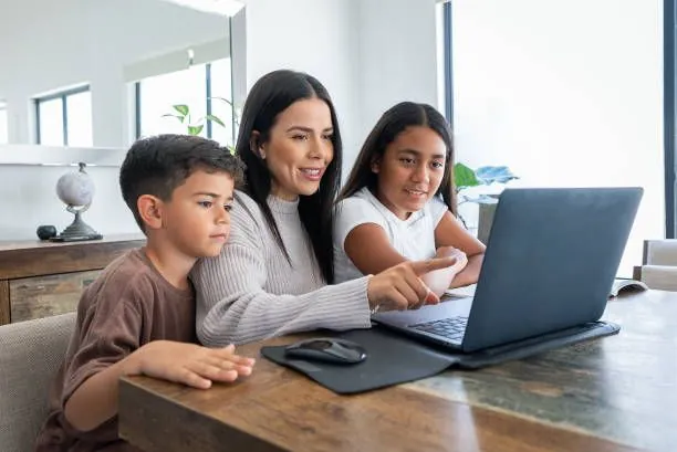 Une mère et ses enfants préparent leur cadre Nostalie