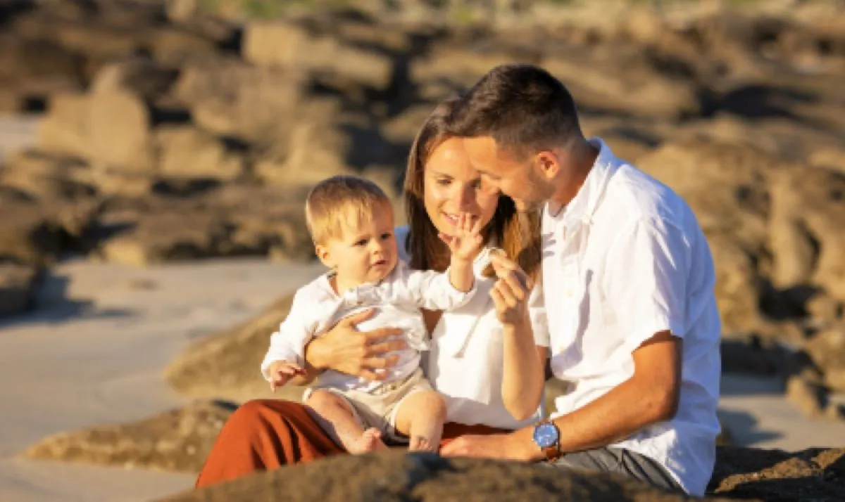 Une famille sur les rochers au bord de la mer